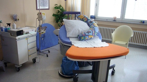 Eine leere Entbindungsstation eines Kreißsaals.
