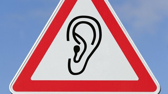 Verkehrsschild mit Piktogramm von einem Ohr