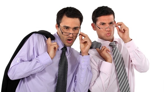 Ein gestelltes Foto zweier Geschäftsmänner mit Brille.