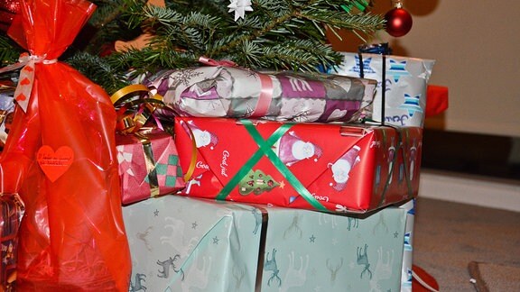 Viel Geschenke unter dem Weihnachtsbaum.
