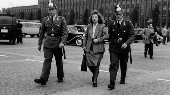 Eine Frau wird 1952 von Polizisten in Westberlin festgenommen und abgeführt. (Symbolbild)