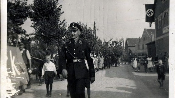 Kurt Schreiber zu Besuch in seinem Heimat-Ort Flemsdorf 1933. 