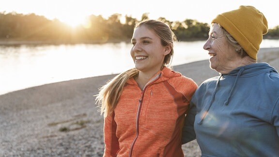 Seniorin und eine junge Frau