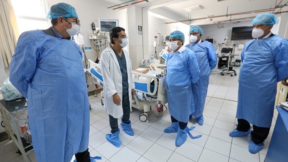 Cesar Vasquez Sanchez (3.v.l), Gesundheitsminister von Peru, besucht das Nationale Institut für Neurologische Wissenschaften, in dem derzeit zwei Patienten mit Guillain-Barré-Syndrom behandelt werden.