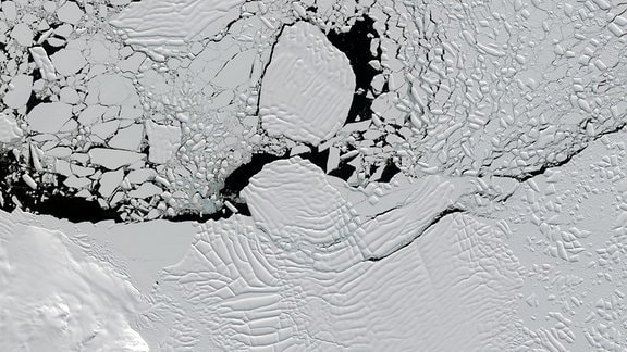 Satellitenaufnahme des zebröclenden Crosson-Eisschelfgebiets in der Westantarktis.