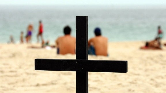 Ein schwarzes Kreuz steht auf der Copacabana in Rio de Janeiro.