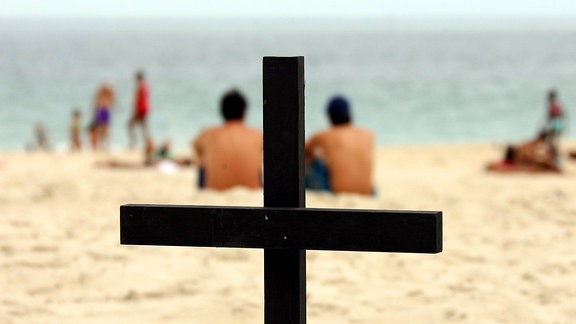 Ein schwarzes Kreuz steht auf der Copacabana in Rio de Janeiro.