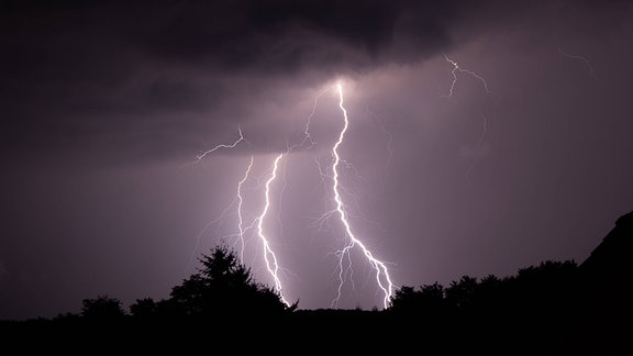 Blitze eines Gewitters sind am späten Abend am Himmel