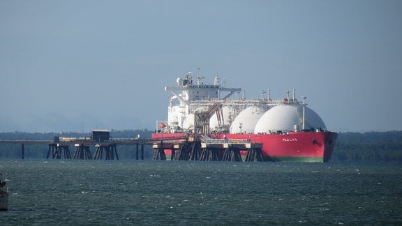 Ein Tanker für Flüssiggas liegt an einem Dock.