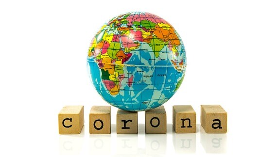 Das Wort Corona und ein Globus