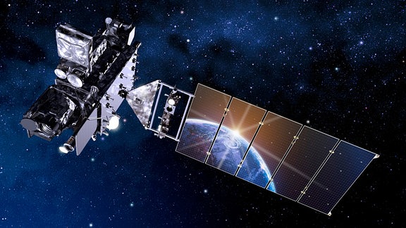 Künstlerische Darstellung des GOES-16-Satelliten in der Umlaufbahn. In den Solarspiegeln des Umweltsatelliten spiegelt sich die Erde.