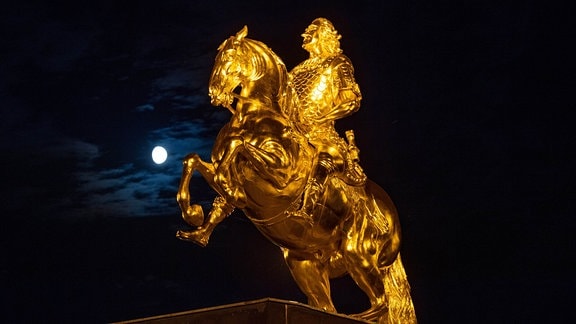 Nachtaufnahmen Goldener Reiter - Reiterstandbild von August dem Starken mit Mond dahinter