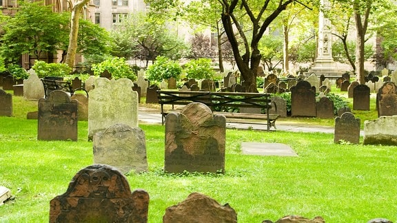 Grabsteine auf einem Friedhof