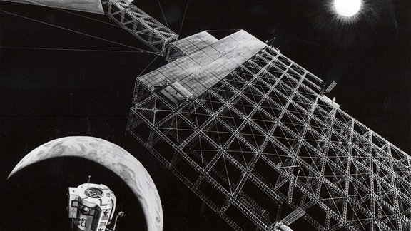Dieses künstlerisches Konzept aus dem Jahr 1976 zeigt einen Solarstrom-Satelliten im Einsatz. Gezeigt wird die Anordnung einer Mikrowellenübertragungsantenne. Der Solarstromsatellit sollte sich in einer geosynchronen Umlaufbahn befinden, die fast 36.000 Kilometer über der Erdoberfläche liegt.
