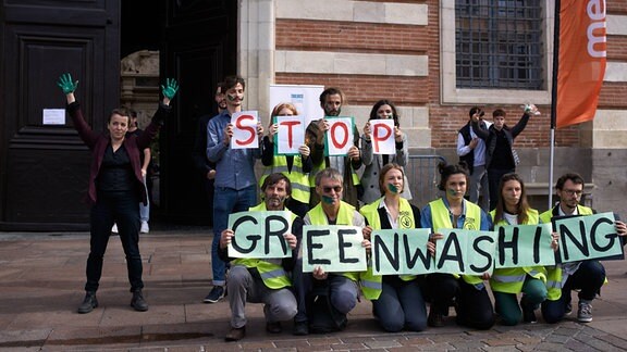 Mitglieder der ANV-COP21 protestieren vor dem Rathaus von Toulouse