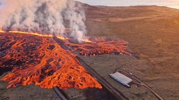 Vulkanspalten in der Nähe der isländischen Stadt Grindavik, nahe der Hauptstadt Reykjavik