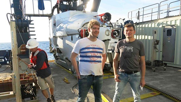 Cedric Hahn und Gunter Wegener vor dem Tauchboot ALVIN, mit dem sie in ihr Forschungsgebiet 2.000 Meter unter der Meeresoberfläche tauchen konnten