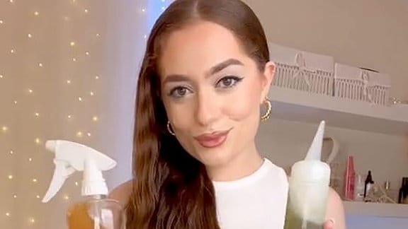 Ein Video von Jasmine, wie sie eine hausgemachte Kopfhautbehandlung mit Rosmarinöl und einen Rosmarinwasserspritzer für das Haarwachstum herstellt.