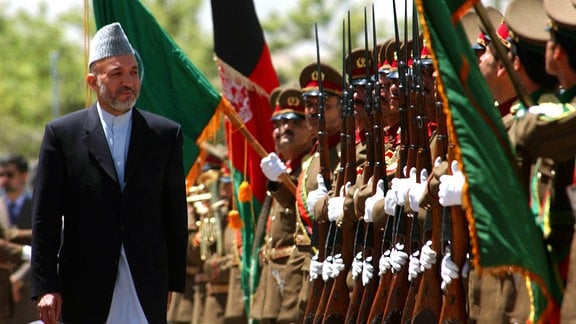 Afghanistans Präsident Hamid Karzai beim Amtsantritt 2004