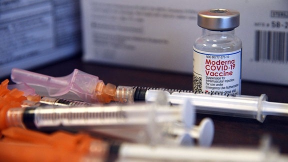 Ampulle und Sritzen mit Moderna-Impfstoff