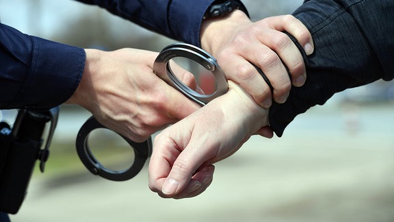 Symbolfoto: Festnahme, Handschellen werden anlegen