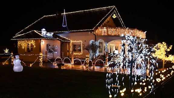 Ein mit Lichterketten dekoriertes Haus in Kroatien