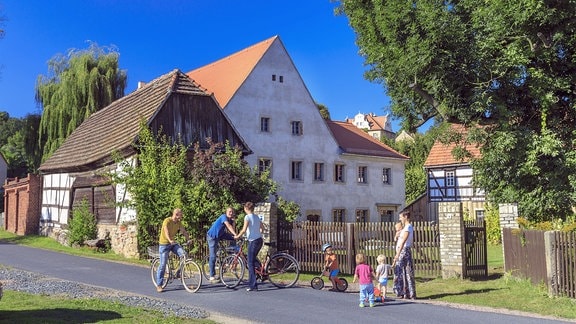 Radfahrer vor der Schlossmühle in Schieritz 