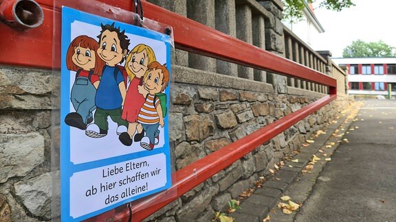 Plakat am Schulhof mit der Aufschrift Liebe Eltern, ab hier schaffen wir das alleine! 
