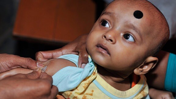 Ein Kind wird im Jhalopara Center in Sylhet, Bangladesch, gegen EPI geimpft.