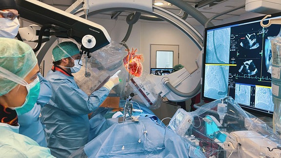Diese Bildmontage zeigt, wie Oberarzt Dr. Kai Peter Friedrichs mit holografischer Medizintechnik am HDZ NRW arbeitet. Klinikdirektor Prof. Dr. Volker Rudolph (l. oben) und das Team im Herzkatheterlabor begleiten den Eingriff