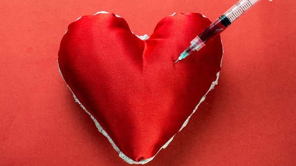 Symbolbild Blutspende: Spritze und ein Herz