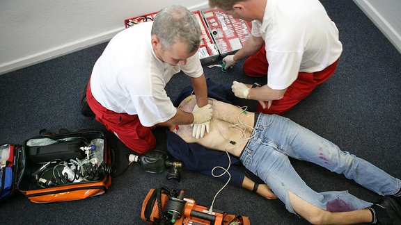 Rettungsassistenten reanimieren einen Patienten mit einer Herzdruckmassage