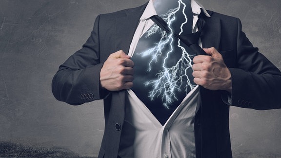 Collage: Mann reißt sein Hemd auseinander, dahinter wird ein Blitz sichtbar