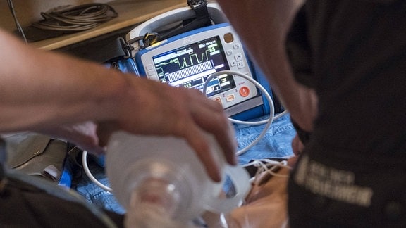 Regelmäßige Schulung im Umgang mit einem Defibrillator im Einsatz bei einer Reanimation auf der Feuerwache Prenzlauer Berg