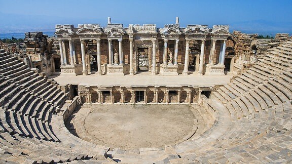 Blick auf die Ruinen der antiken Stadt Hierapolis in der heutigen Türkei