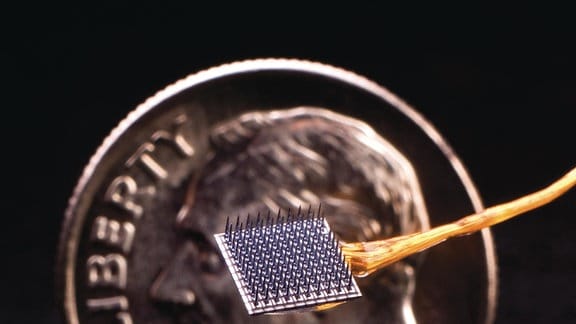 Ein Mikrochip vor einer Münze