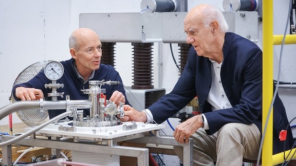 Thomas Herrmannsdörfer und Richard Funk im Hochfeld-Magnetlabor des HZDR in Dresden
