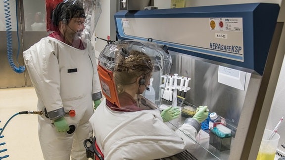 Robert-Koch-Institut: So wird im S4-Hochsicherheitslabor gearbeitet | MDR.DE