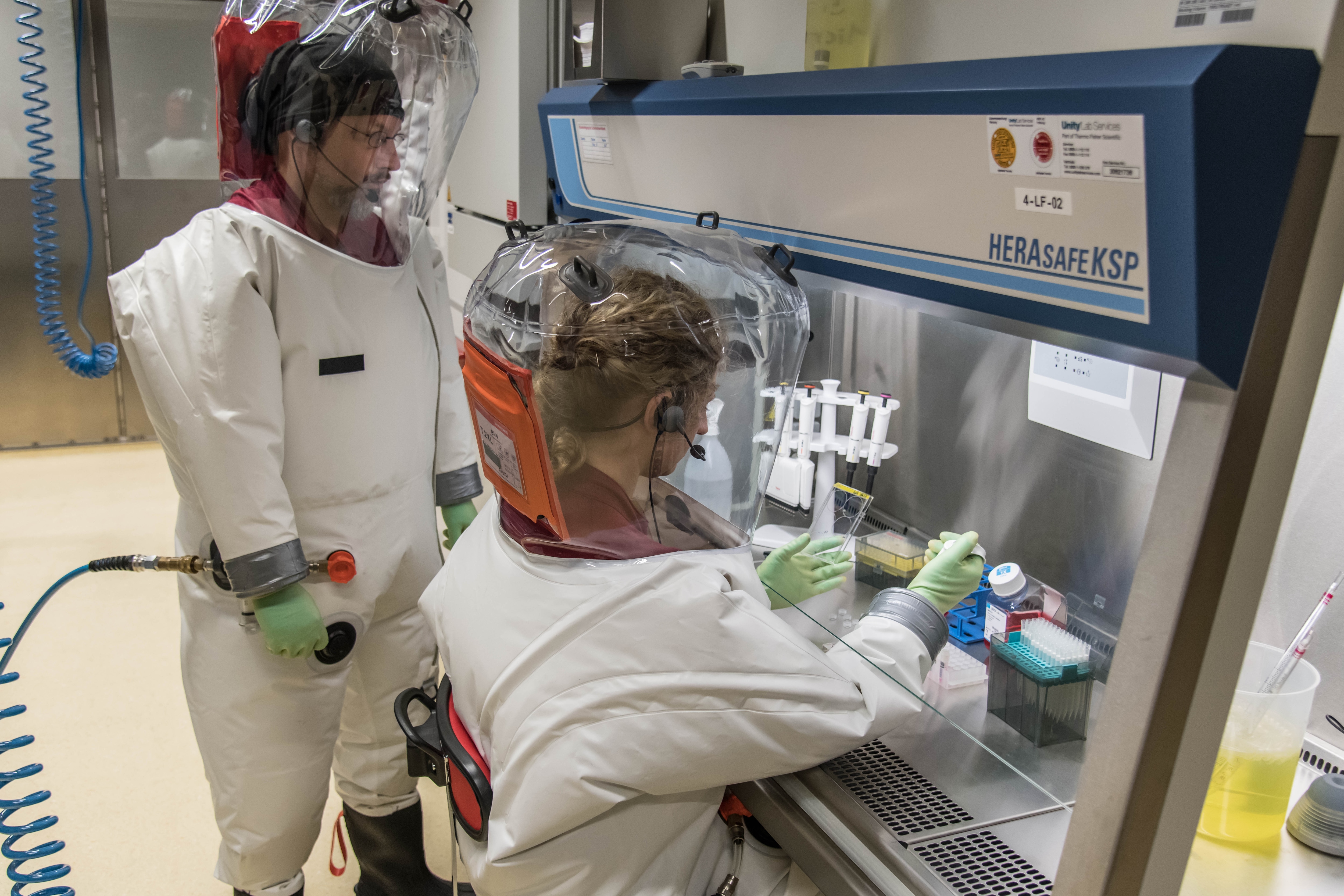 Robert-Koch-Institut: So wird im S4-Hochsicherheitslabor gearbeitet ...