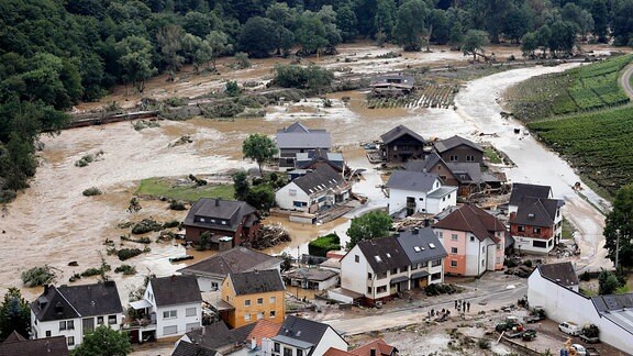 Im Bild eine Ortschaft an der Straße zwischen Dernau und Walporzheim, die von den Fluten auf einem Abschnitt einfach mitgerissen wurde. 