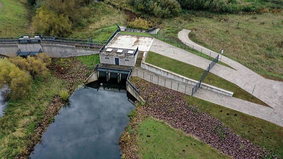 Bei Hochwasser der Elbe strömen regelmäßig Elbewässer in die Rossel, die dadurch einen Rückstau verursachen und somit das Stadtgebiet von Roßlau durch Ãberflutung bedroht ist.