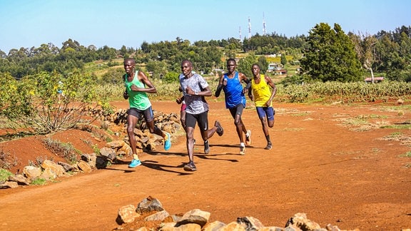 Läufer trainieren auf der Kamariny-Strecke in Iten, Kenia