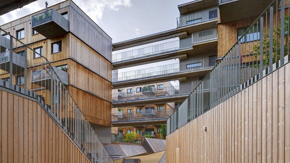 Mehrfamilienhäuser aus Holz, Balkone, Treppfen.