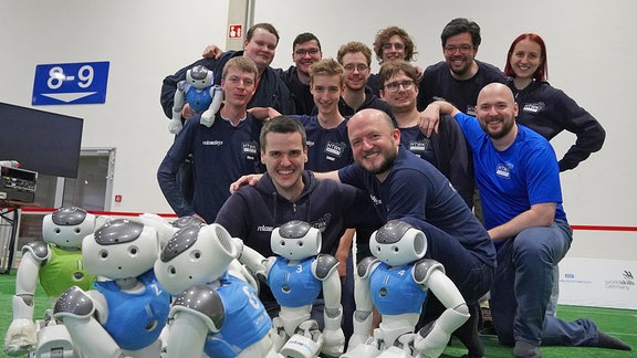 Mannschaftsfoto des Teams HTWK Robots mit Robotern beim Roboterfussball