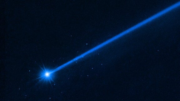 Hubble fotografierte kleine Felsbrocken, die sich vom Asteroiden Dimorphos entfernen, nachdem die Nasa Sonde Dart dort einschlug