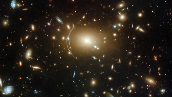 Hubble-Aufnahme des Galaxienhaufens Abell 611