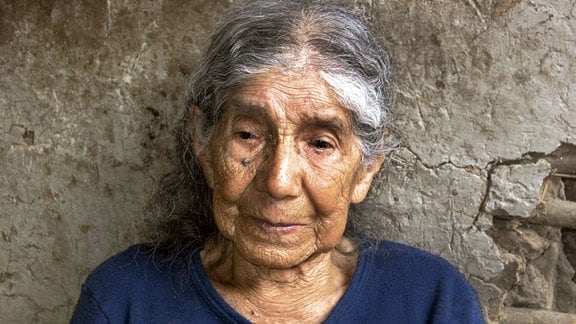 Hundertjährige Frau im Dorf Vilcabamba im Tal der Hundertjährigen, Ecuador, Südamerika.