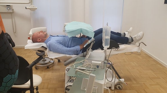 Hypnotherapeut Tomas Schröck auf Zahnarztstuhl