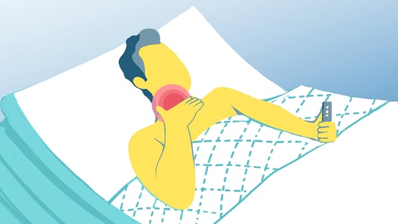 Ein Mann liegt mit Halsschmerzen im Bett in seiner Hand ein positiver Coronatest