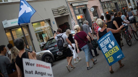 Impfverweigerer demonstrieren gegen den Bayerischen Rundfunk.
